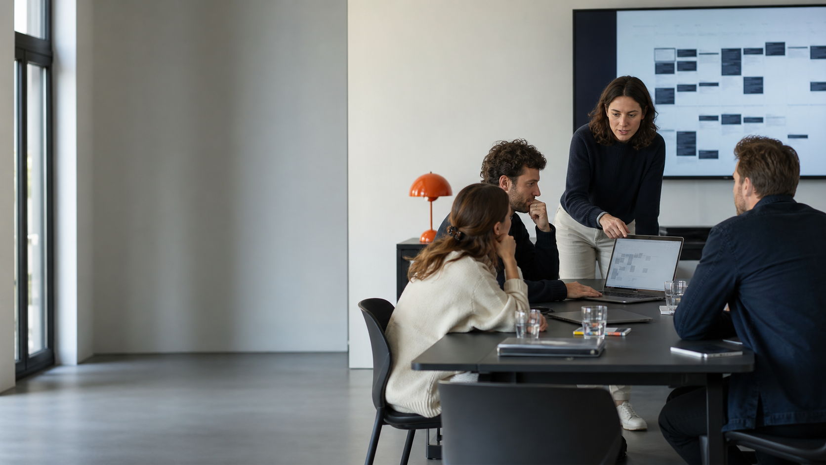 Operations- en technologieteam dat samen een workflow bespreekt